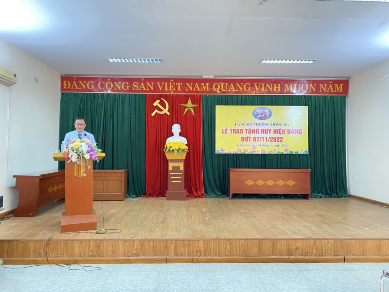 Phường Hồng Hà trao tặng Huy hiệu Đảng cho 27 Đảng viên đợt 07/11/2022