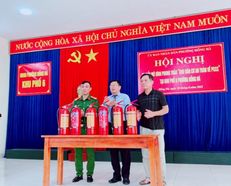 Ra mắt mô hình phong trào “Khu dân cư an toàn phòng cháy chữa cháy khu phố 6, phường Hồng Hà”