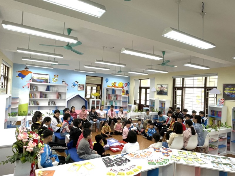 Tiết đọc sách tại thư viện của các bạn nhỏ trường Tiểu học Trần Quốc Toản