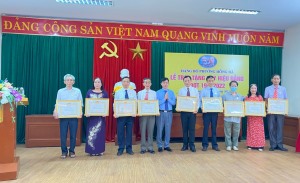 Phường Hồng Hà trao tặng Huy hiệu Đảng cho 37 Đảng viên đợt 19/5/2022