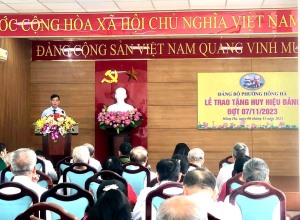 Đảng bộ phường Hồng Hà tổ chức Lễ trao tặng Huy hiệu Đảng đợt 07/11/2023