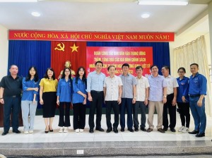 Ban Dân vận Trung ương tặng quà gia đình chính sách, người có công tại phường Hồng Hà - thành phố Hạ Long - tỉnh Quảng Ninh.