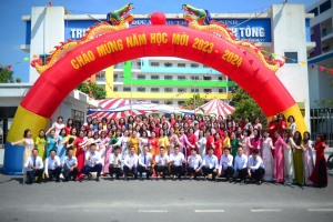 Gần 7.500 giáo viên và học sinh tham dự Lễ khai giảng năm học mới tại các trường học trên địa bàn phường Hồng Hà.
