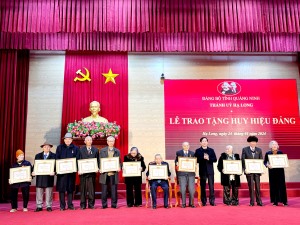 Đảng bộ phường Hồng Hà được trao tặng Huy hiệu Đảng đợt 03/2/2024