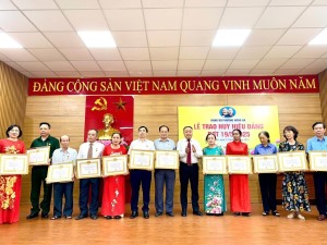 Đảng bộ phường Hồng Hà trao tặng, truy tặng Huy hiệu Đảng đợt 19/5/2025 