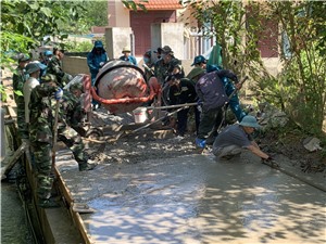 Ban CHQS Thành phố hỗ trợ xã Dân Chủ khởi công tuyến đường nông thôn mới kiểu mẫu