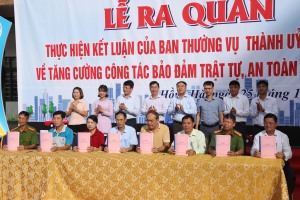 PHƯỜNG HỒNG HÀ TỔ CHỨC LỄ RA QUÂN THỰC HIỆN KẾT LUẬN CỦA BAN THƯỜNG VỤ THÀNH ỦY VỀ TĂNG CƯỜNG BẢO ĐẢM TRẬT TỰ, AN TOÀN GIAO THÔNG.